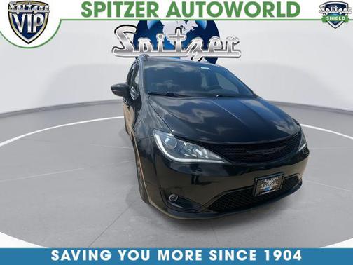 Brilliant Black Crystal Pearlcoat 2018 Chrysler Pacifica Limited