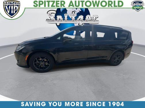 Brilliant Black Crystal Pearlcoat 2018 Chrysler Pacifica Limited