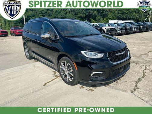 Diamond Black Crystal Pearlcoat 2024 Chrysler Pacifica L