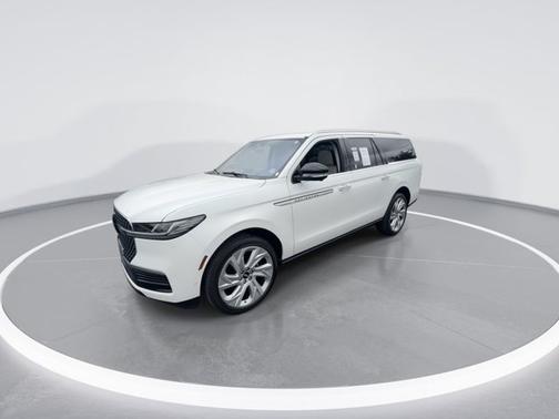 White Metallic 2025 Lincoln Navigator L Reserve