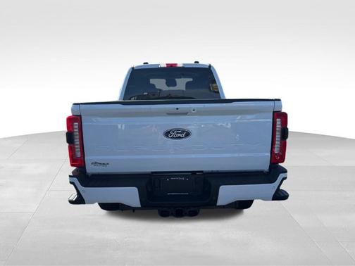 Oxford White 2027 Ford F-350 XLT