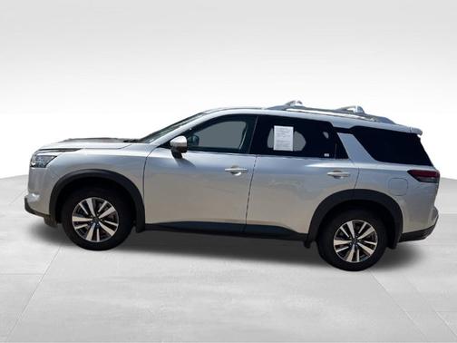 Brilliant Silver Metallic 2023 Nissan Pathfinder SL