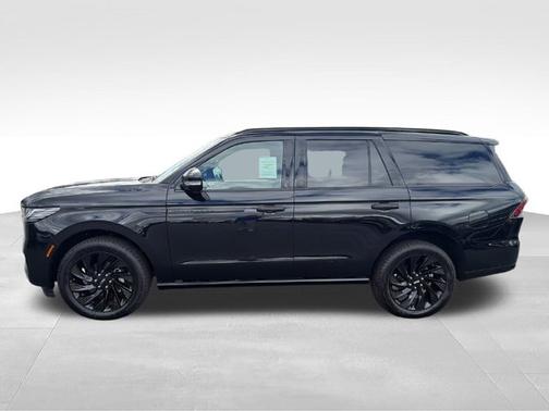 Infinite Black Metallic Clearcoat 2027 Lincoln Navigator Reserve