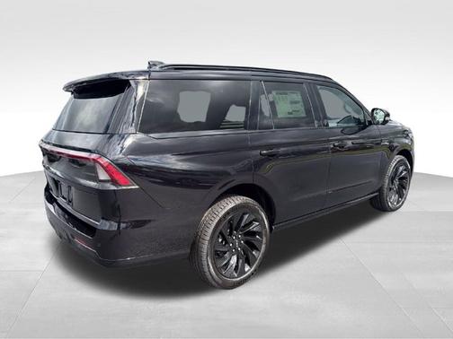 Infinite Black Metallic Clearcoat 2027 Lincoln Navigator Reserve