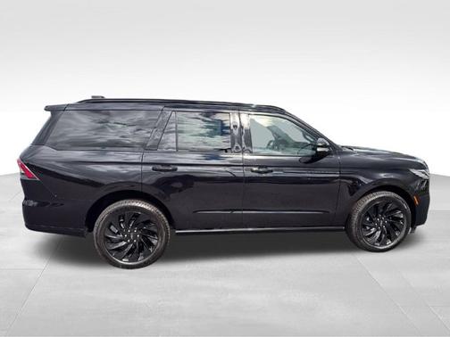 Infinite Black Metallic Clearcoat 2027 Lincoln Navigator Reserve