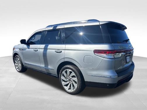 Radiance Metallic 2022 Lincoln Navigator Reserve