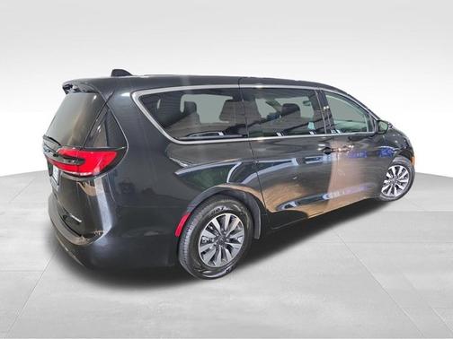 Brilliant Black Crystal Pearlcoat 2023 Chrysler Pacifica Hybrid Touring L