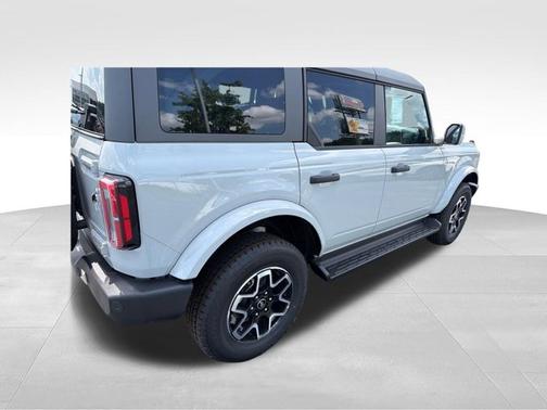 Avalanche Gray 2026 Ford Bronco Outer Banks