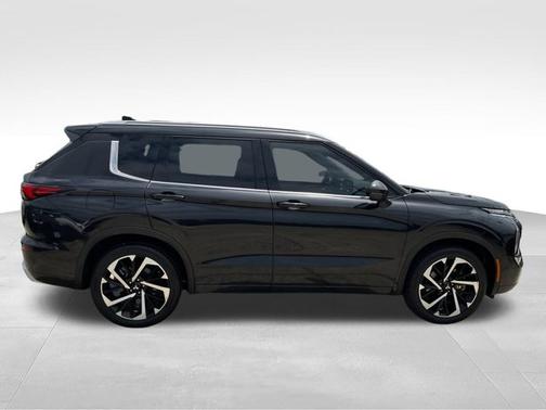 Black 2023 Mitsubishi Outlander SEL