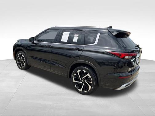 Black 2023 Mitsubishi Outlander SEL