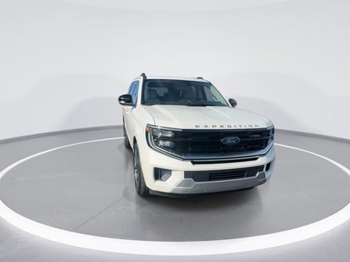 Star White Metallic Tri-Coat 2026 Ford Expedition Platinum