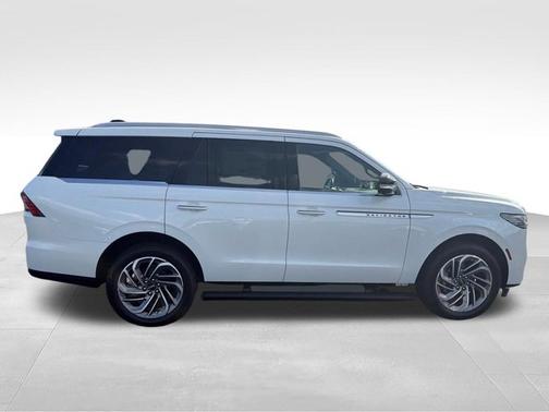 Pristine White Metallic Tri-Coat 2027 Lincoln Navigator Reserve