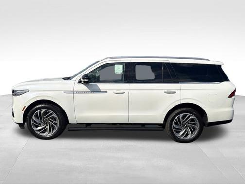 Pristine White Metallic Tri-Coat 2027 Lincoln Navigator Reserve