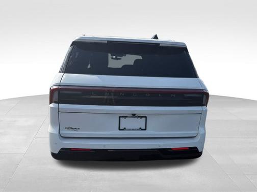Pristine White Metallic Tri-Coat 2027 Lincoln Navigator Reserve