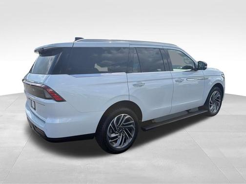 Pristine White Metallic Tri-Coat 2027 Lincoln Navigator Reserve