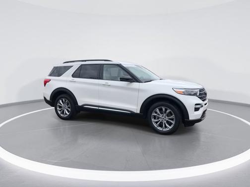 White Metallic 2023 Ford Explorer XLT