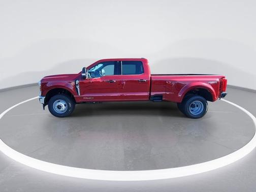 Ruby Red Metallic Tinted Clearcoat 2026 Ford F-350 XLT
