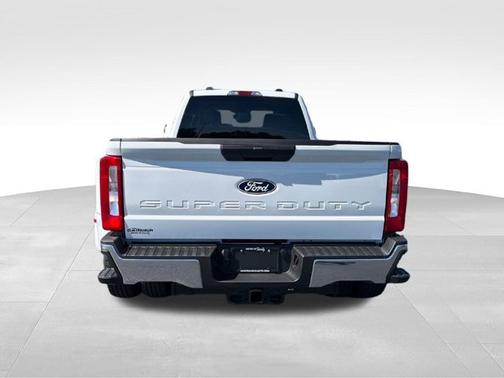 Oxford White 2027 Ford F-350 XLT