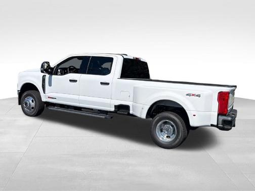 Oxford White 2027 Ford F-350 XLT