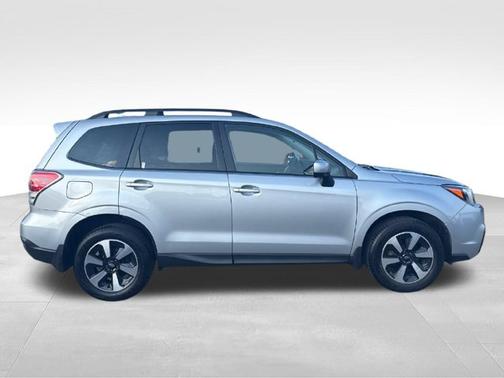 Ice Silver Metallic 2018 Subaru Forester 2.5i Premium