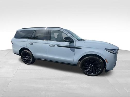 Gray Mist Metallic Tri-Coat 2026 Lincoln Navigator Reserve