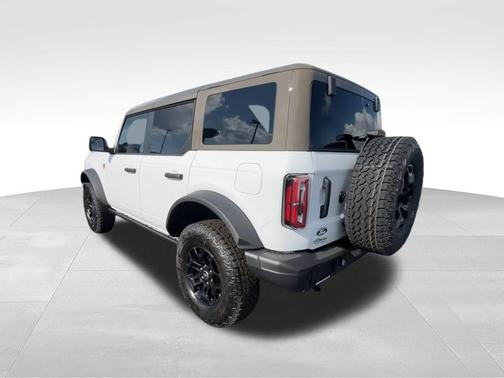 Oxford White 2026 Ford Bronco Badlands