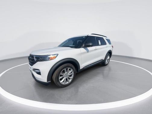 White Metallic 2023 Ford Explorer XLT
