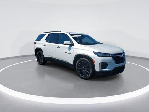 Iridescent Pearl Tricoat 2023 Chevrolet Traverse RS