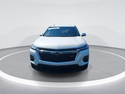 Iridescent Pearl Tricoat 2023 Chevrolet Traverse RS