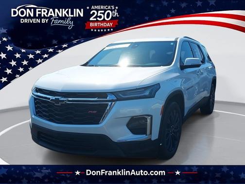 Iridescent Pearl Tricoat 2023 Chevrolet Traverse RS