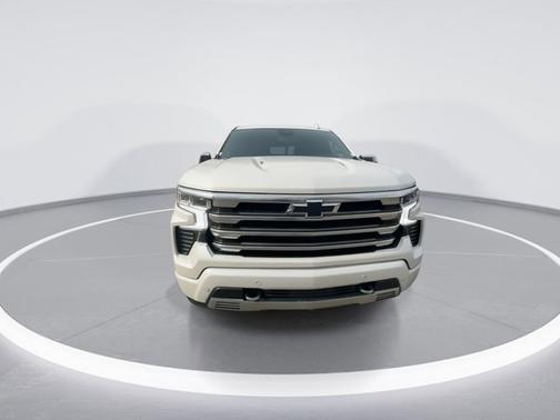 Iridescent Pearl Tricoat 2024 Chevrolet Silverado 1500 High Country