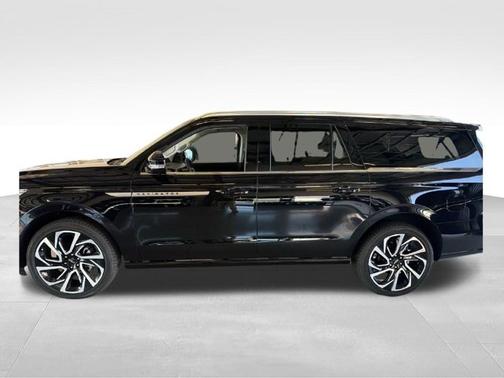 Infinite Black Metallic Clearcoat 2027 Lincoln Navigator L Reserve