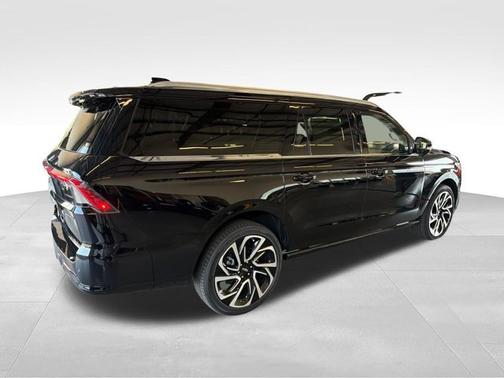 Infinite Black Metallic Clearcoat 2027 Lincoln Navigator L Reserve