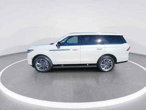 Pristine White Metallic Tri-Coat 2025 Lincoln Navigator Reserve