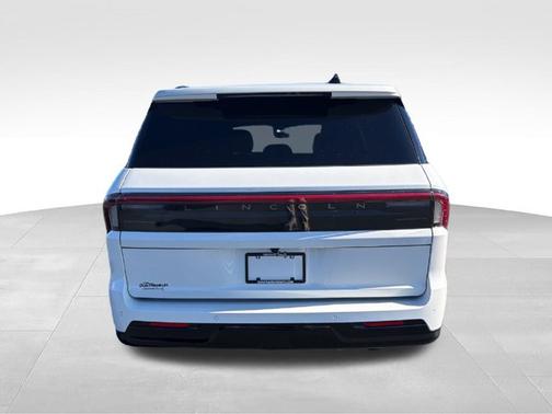Pristine White Metallic Tri-Coat 2027 Lincoln Navigator Reserve