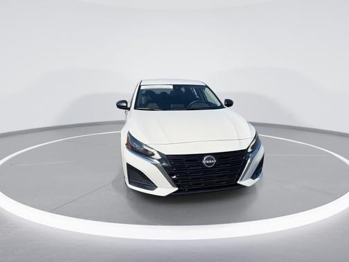 Glacier White 2025 Nissan Altima SV