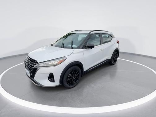 Aspen White Tricoat 2021 Nissan Kicks SR