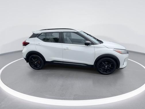 Aspen White Tricoat 2021 Nissan Kicks SR