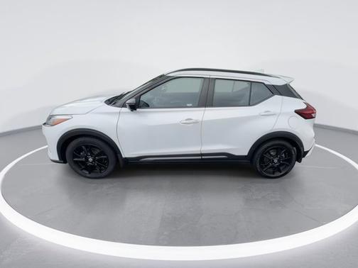 Aspen White Tricoat 2021 Nissan Kicks SR