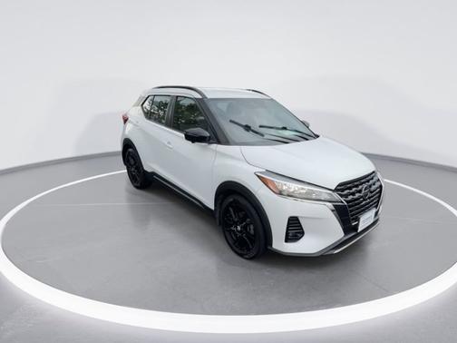 Aspen White Tricoat 2021 Nissan Kicks SR