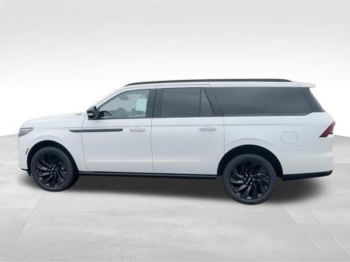 Star White Metallic Tri-Coat 2026 Lincoln Navigator L Reserve