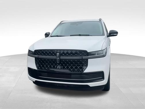 Star White Metallic Tri-Coat 2026 Lincoln Navigator L Reserve