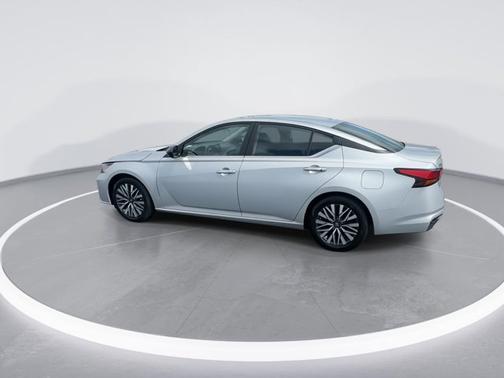 Brilliant Silver Metallic 2024 Nissan Altima 2.5 SV