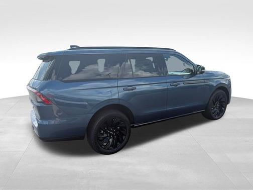 Nocturnal Blue Metallic Clearcoat 2027 Lincoln Navigator Reserve
