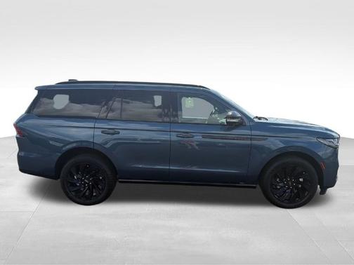 Nocturnal Blue Metallic Clearcoat 2027 Lincoln Navigator Reserve
