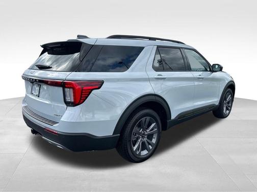 Space White Metallic 2026 Ford Explorer Active