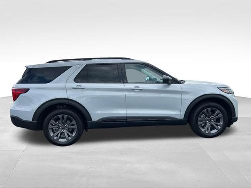Space White Metallic 2026 Ford Explorer Active