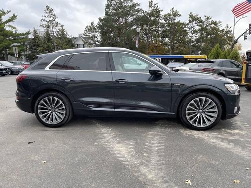 2019 Audi e-tron Premium Plus