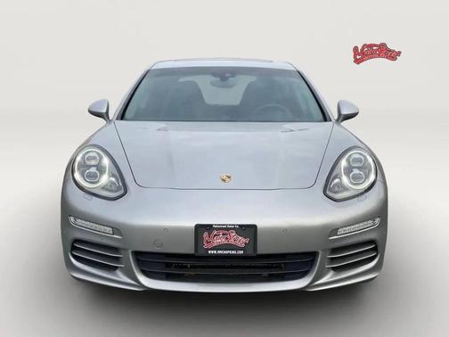 2016 Porsche Panamera 4 Edition