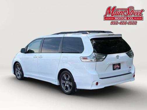 Super White 2017 Toyota Sienna SE Premium